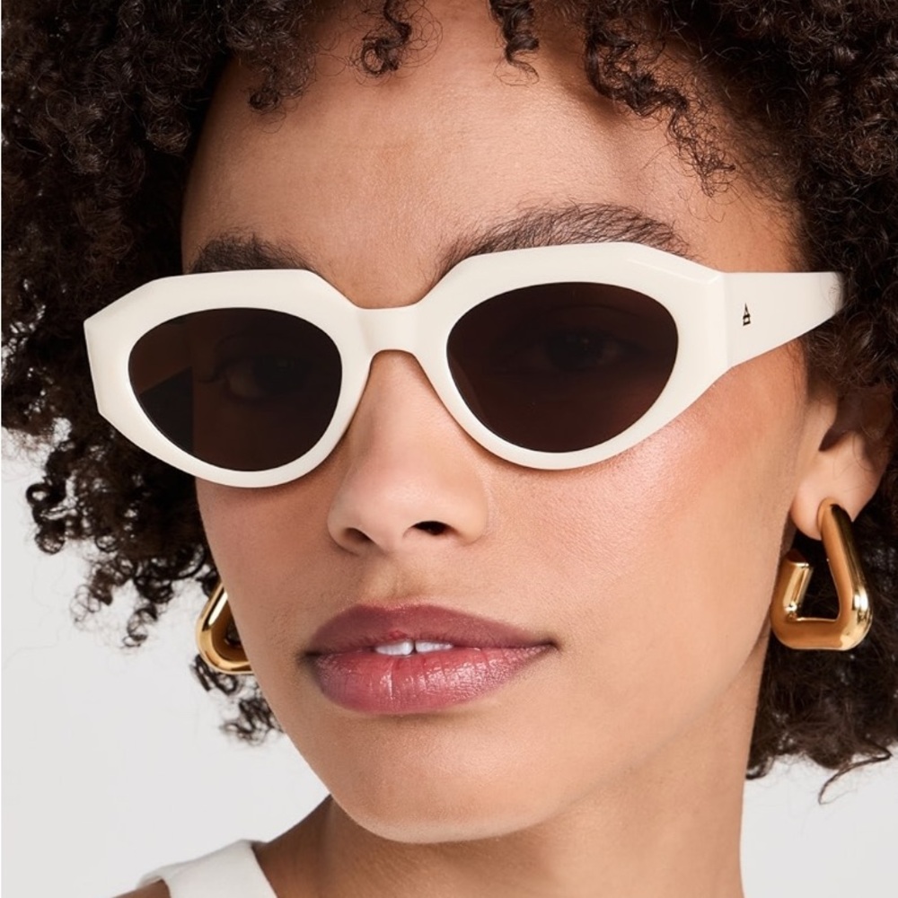 $50 NWT Aphelion 51mm Octagon Sunglasses
AIRE sold at Nordstrom and Revolve